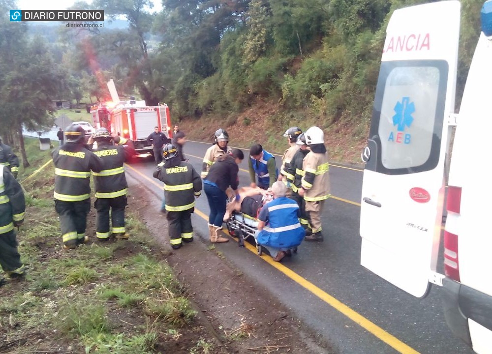 Una persona resultó lesionada tras volcar su camioneta en Futrono