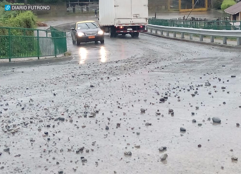 Precaución al bajar desde Los Castaños: piedras en el camino 