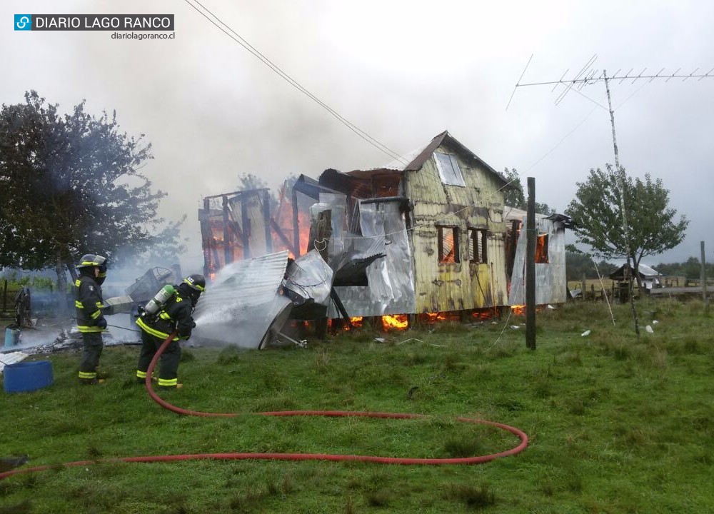 Incendio consumió una vivienda en sector rural de Lago Ranco