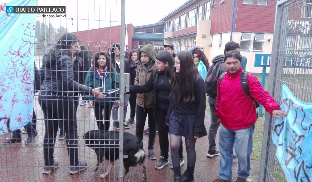 Estudiantes del liceo RAP deponen la toma por la vía pacífica