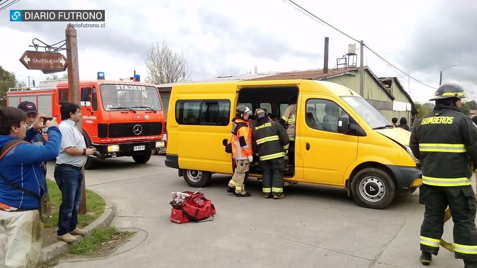 Un furgón escolar y una camioneta colisionaron frente a biblioteca de Futrono