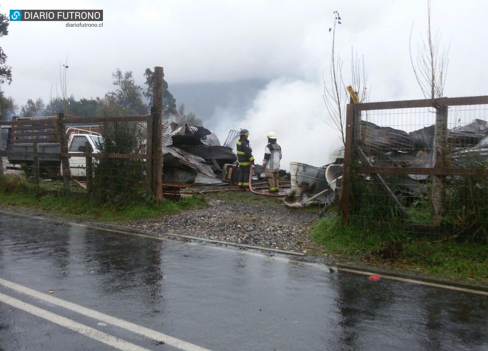 Voraz incendio consumió una vivienda en sector rural de Lago Ranco