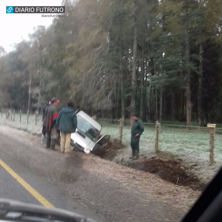 Camioneta de cooperativa agrícola volcó en ruta Futrono-Nontuelá