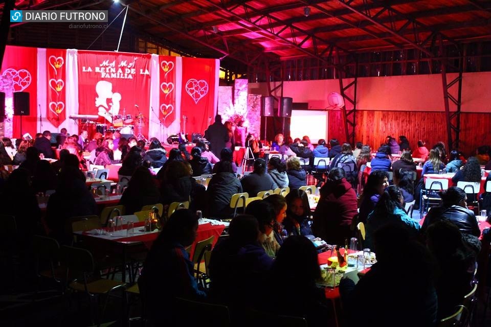 Colegio Balmaceda cerró el mes de las madres con Café Concert