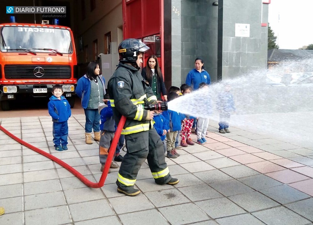 Futrono: Pequeños de escuela Los Castaños fueron bomberos por un día