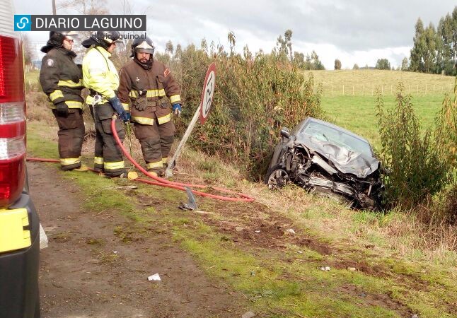 Hombre dejó su auto estacionado y cuando volvió estaba en una cuneta y chocado