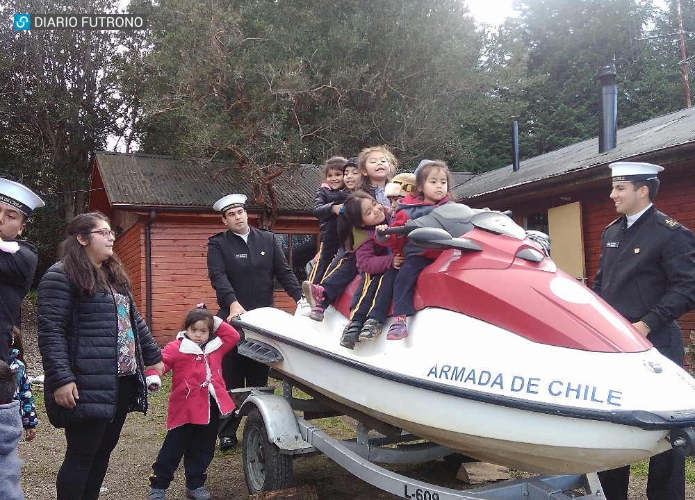 Pequeños del colegio Balmaceda conocieron la Capitanía de Puerto del lago Ranco