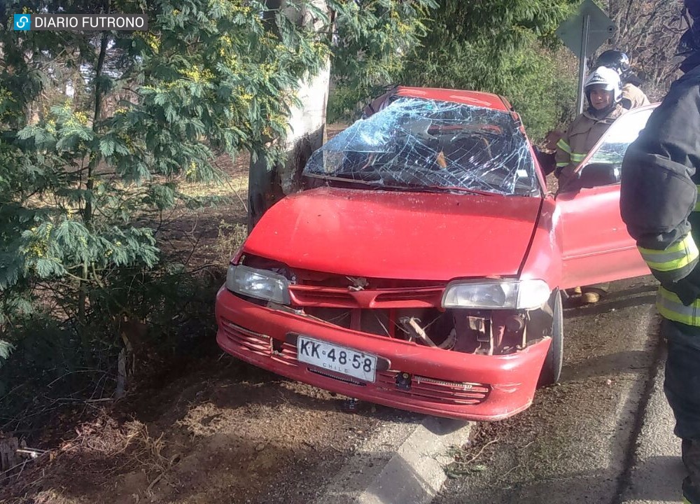 Conductor lesionado tras chocar contra un árbol en ruta Futrono-Nontuelá