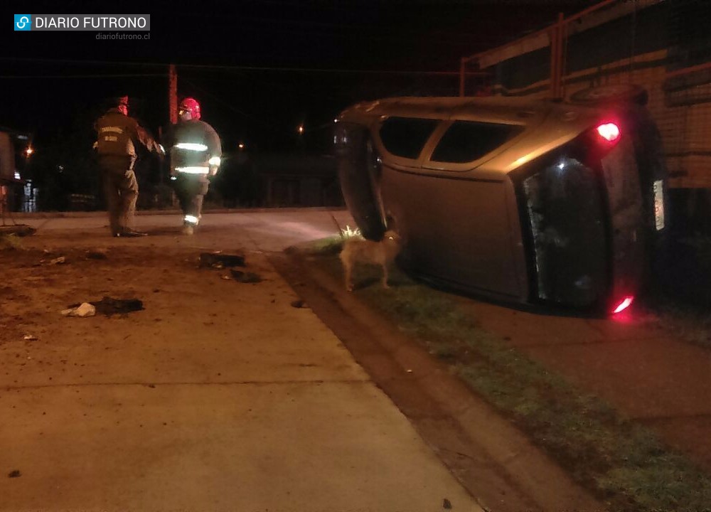 Automóvil volcó e impactó vivienda en Futrono, afortunadamente sin mayores consecuencias