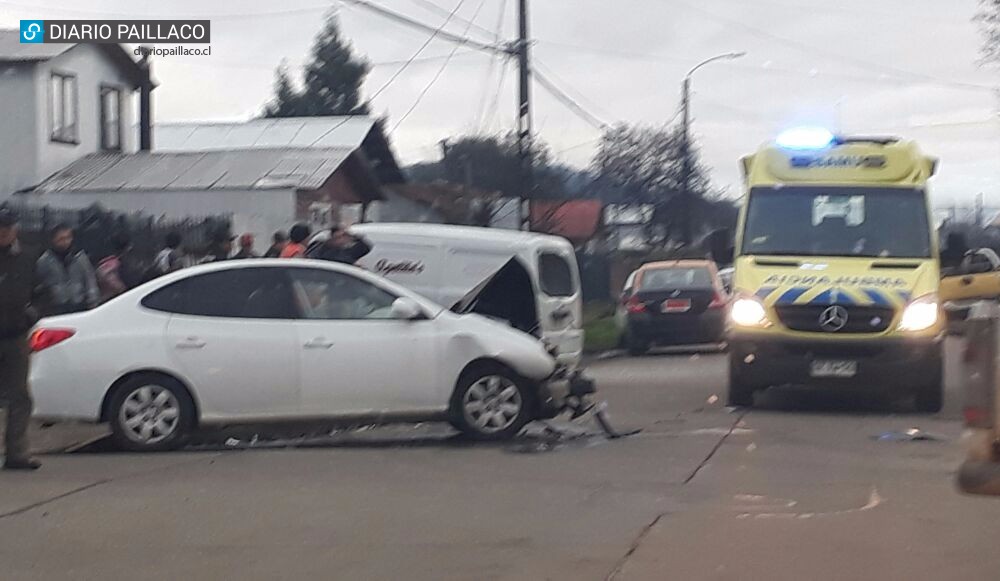 Dos vehículos colisionaron y peatón fue atropellado en Paillaco