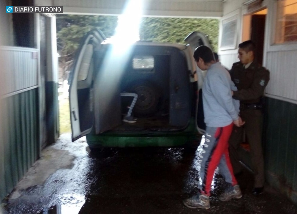 Carabineros de Futrono sorprendieron a dos sujetos que huían con cilindro de gas robado