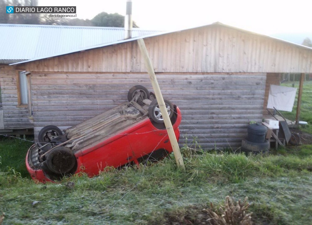 Conductor ebrio terminó volcado junto a la pared de una casa