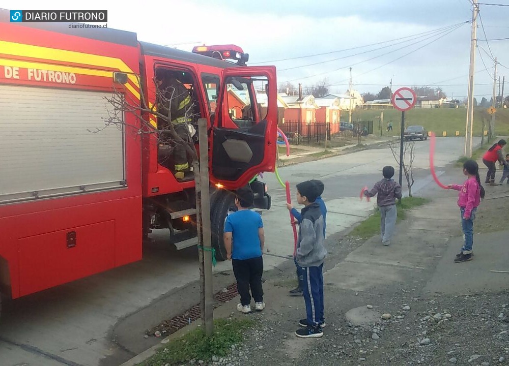  Bomberos de Futrono recorrió la ciudad regalando globos y golosinas