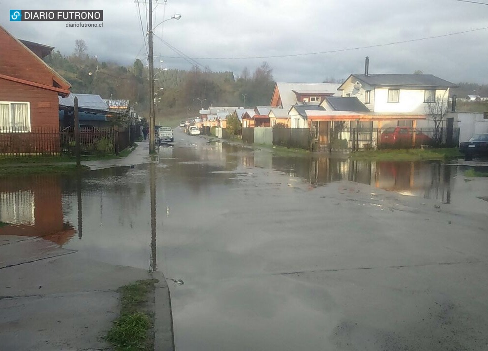 Futrono: Vecinos de El Portal con calles inundadas