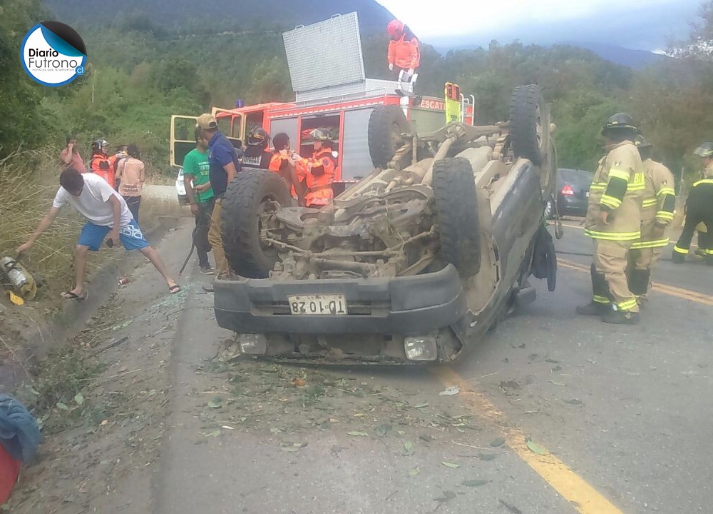 Tres lesionados tras volcamiento en ruta Futrono-Llifén