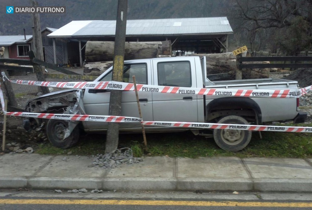 Viaje a la termas terminó con dos postes dañados en Llifén