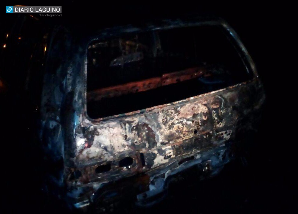Automóvil resultó completamente quemado en ruta que une Los Lagos y Riñihue