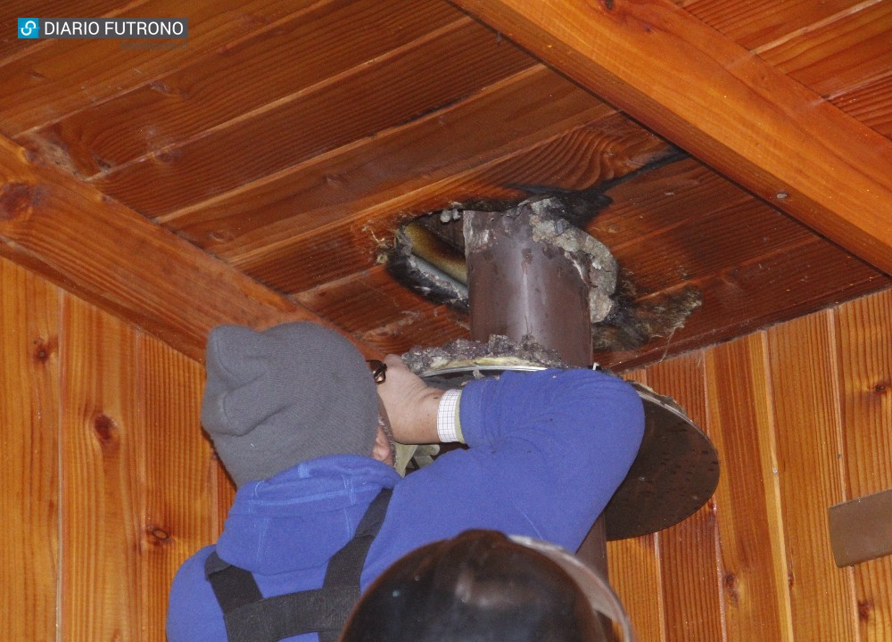 Inflamación de chimenea afectó vivienda en callejón Essal de Futrono