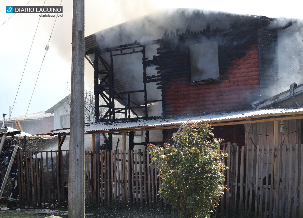 Incendio destruyó una casa y pone en peligro más viviendas en villa Collilelfu