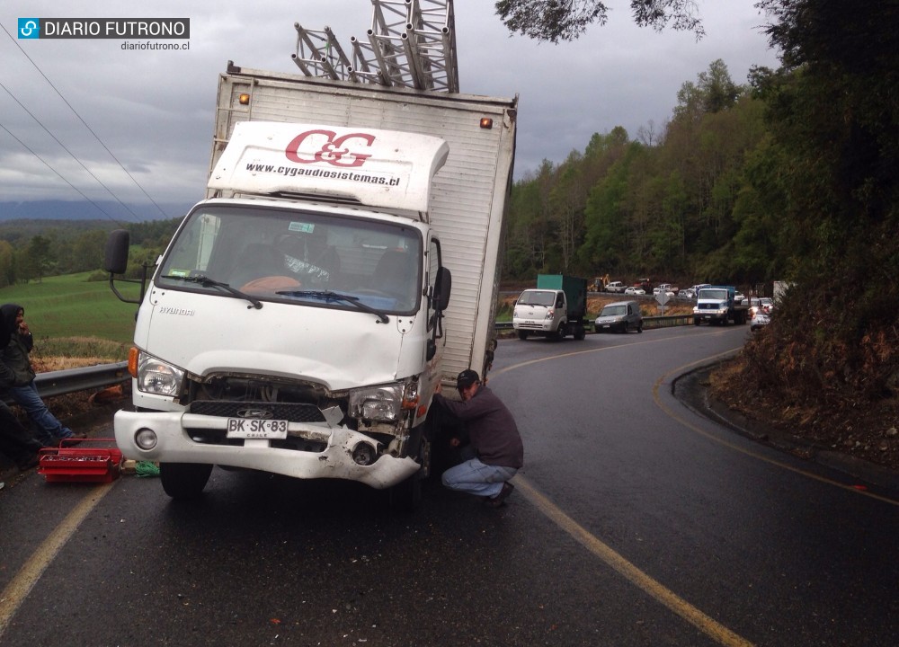 Un herido dejó colisión de camioneta con camión de Los Jaivas en Futrono