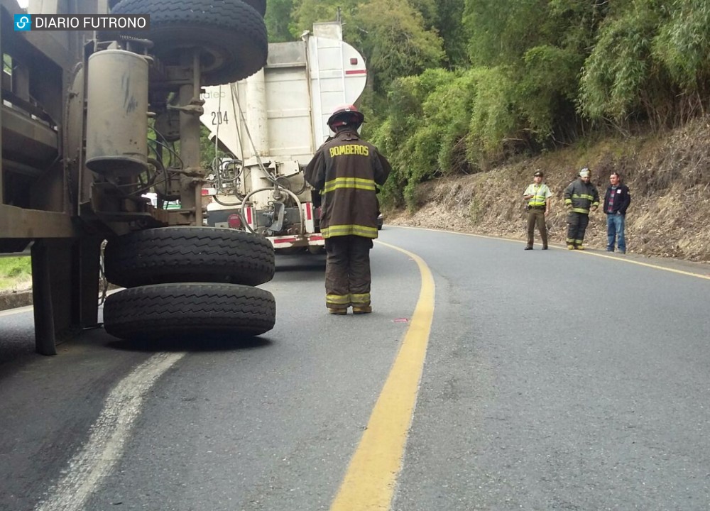 Carro de camión se desprendió en cuesta de la culebra en el acceso a Futrono