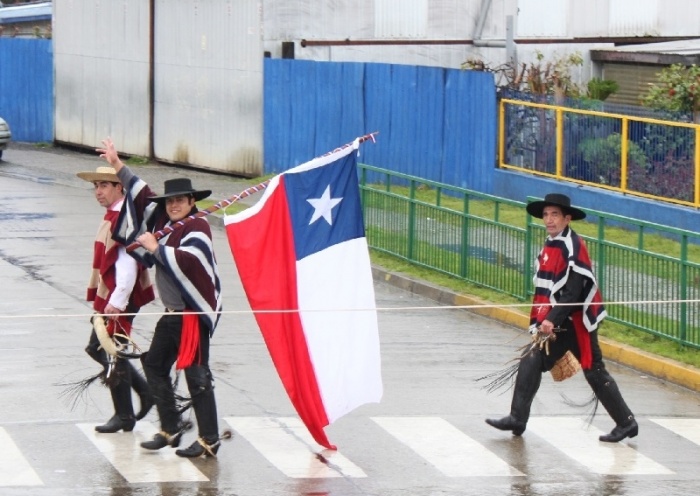 Futrono desafió a la lluvia y cumplió compromiso patrio este 18 de septiembre