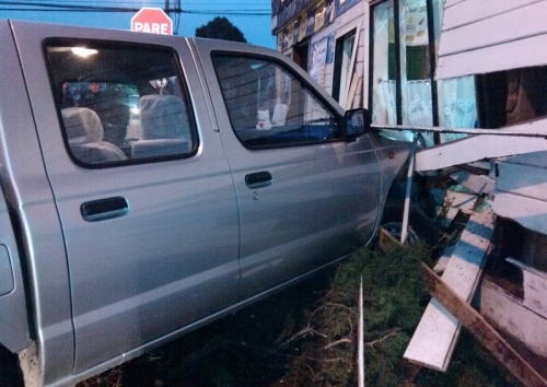 Camioneta nueva choca contra negocio de comida rápida