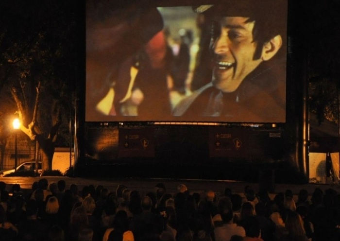 Cine al aire libre hoy en Futrono: Gloria y Paseo de Oficina