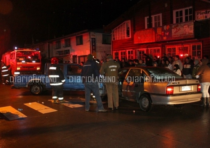 Colisión de camioneta con automóvil dejó cuatro heridos esta noche en Futrono