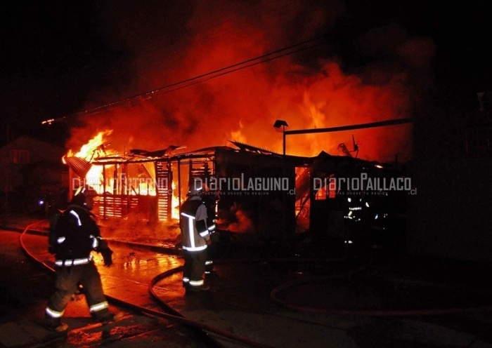 Incendio destruyó local de Pool en Los Lagos