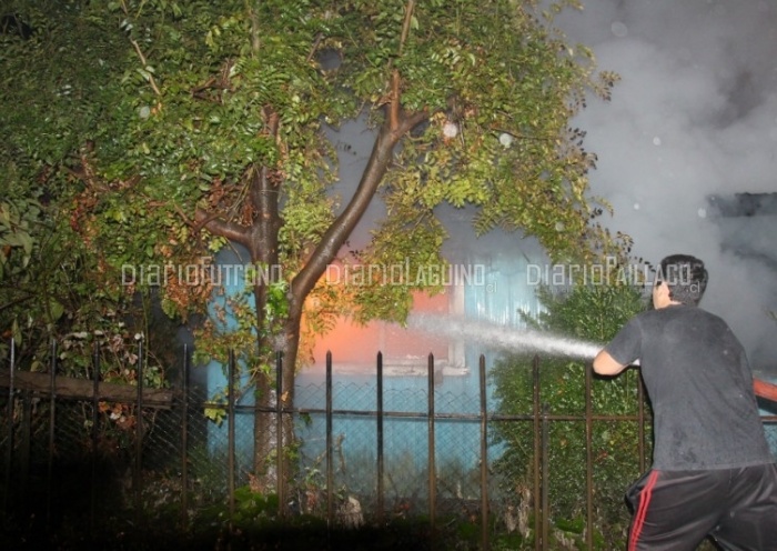 Incendio de madrugada dejó a tres personas sin hogar en Los Castaños de Futrono