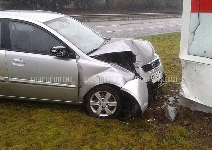 Automóvil chocó en servicentro de la carretera 5 Sur en Los Lagos