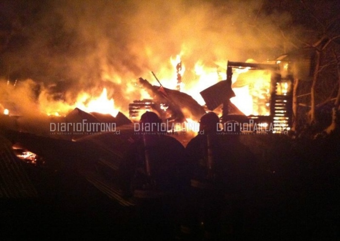 Cinco personas resultaron damnificadas en Los Lagos producto del incendio de su casa