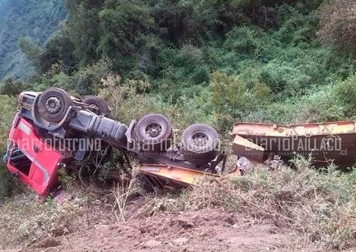 Un camión con rampla volcó en sector Auquinco