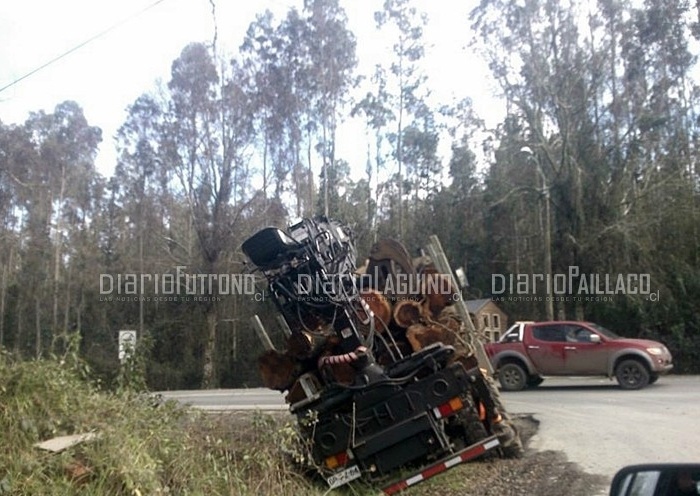 Camión con grúa perdió el control en una curva en el sector Ustaritz 