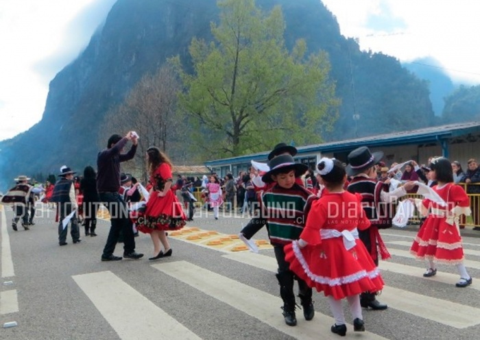 Chinas y huasos se tomaron la calle principal de Llifén al ritmo de la cueca 