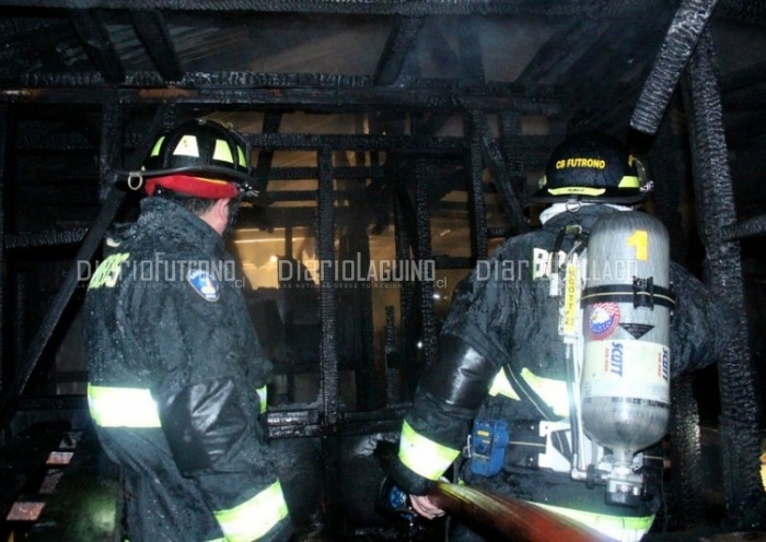 Cinco personas damnificadas por incendio que destruyó vivienda en calle Padre Ricardo. 