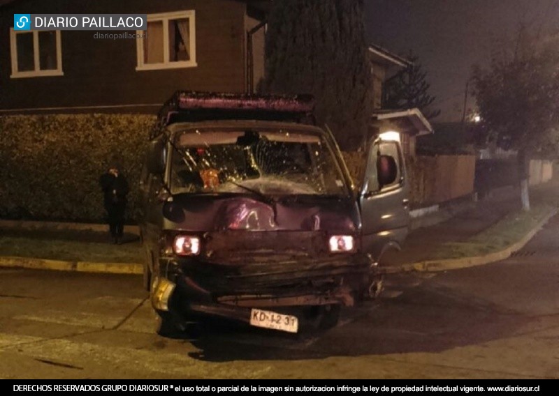 Camioneta de Saesa y furgón particular colisionaron en pleno centro de Paillaco