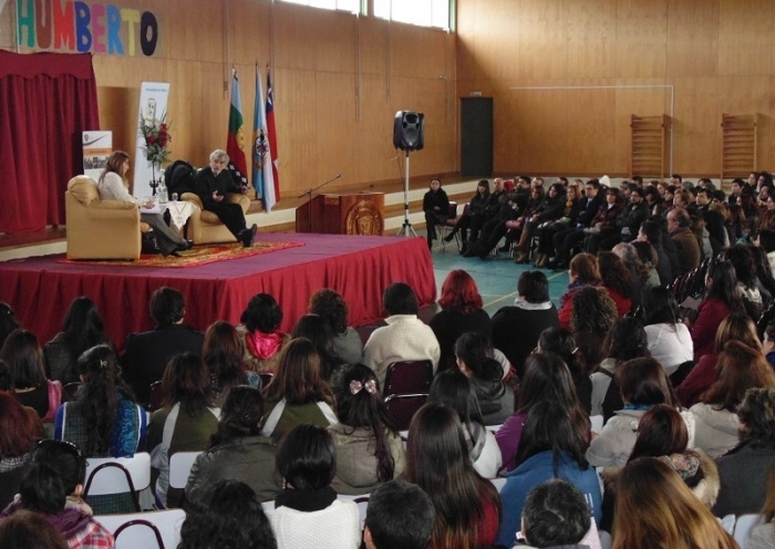 Humberto Maturana expuso en Paillaco su teoría  "Amar Educa" ante 600 personas de la región