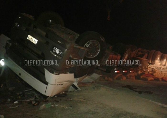 Dos heridos tras volcamiento de camión que transportaba bolsas de cemento