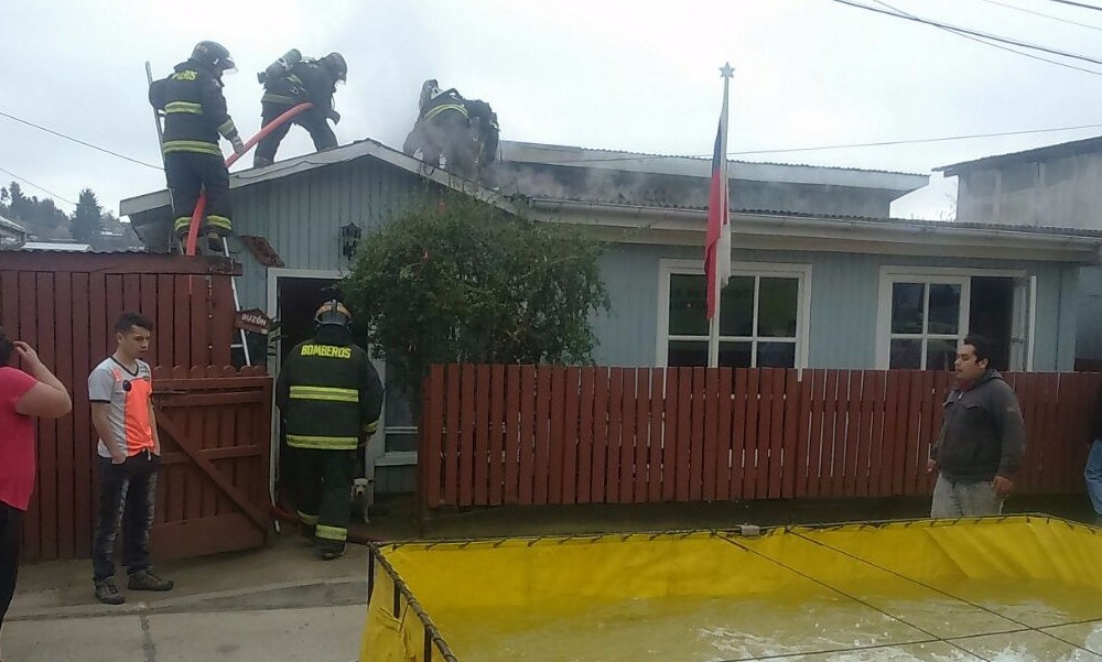  Incendio afectó vivienda en calle El Estanque de Futrono