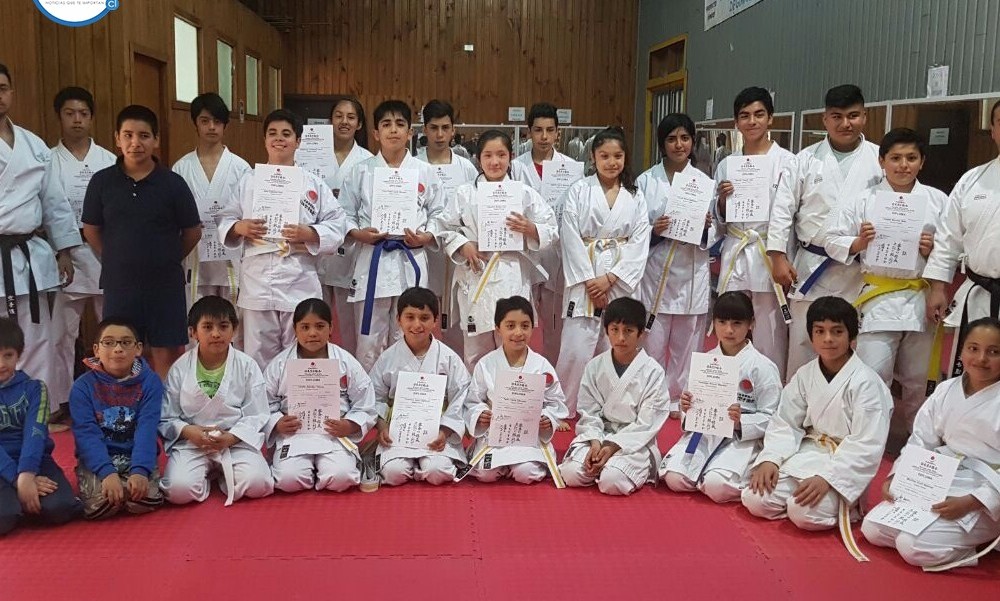 15 niños y niñas karatecas de Futrono recibieron nuevo cinturón de grado JKA