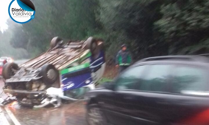 Vehículo volcó de campana en la ruta Valdivia-Paillaco