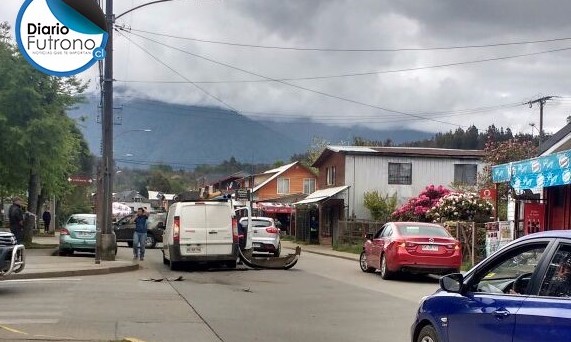 Futrono: Dos vehículos colisionaron frente a plazuela 21 de Mayo