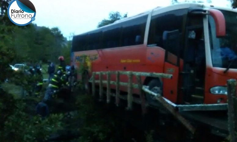 Futrono: Bus con turistas salvó providencialmente de caer a un río en Chihuío