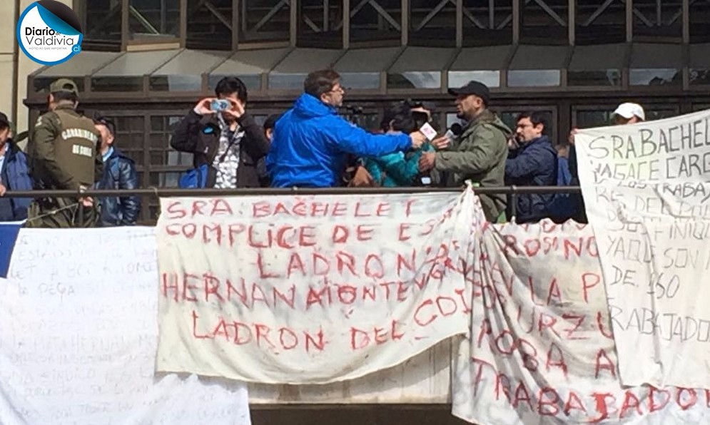 [AHORA] Trabajadores protestan en catedral de Valdivia