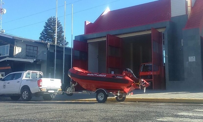 Llega desde Santiago primer bote de rescate para bomberos de Futrono