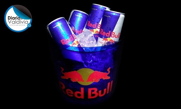 Recorre Europa junto a amigos utilizando latas de Red Bull como moneda de cambio