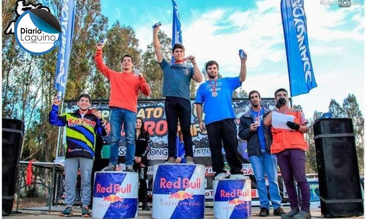 Motociclista amante de las dos ruedas alzó la copa del campeón