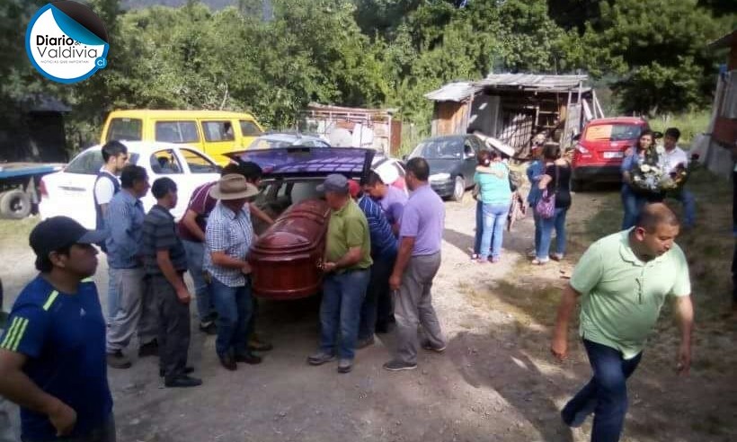 Con profundo dolor realizaron funerales de la pareja asesinada en Liquiñe